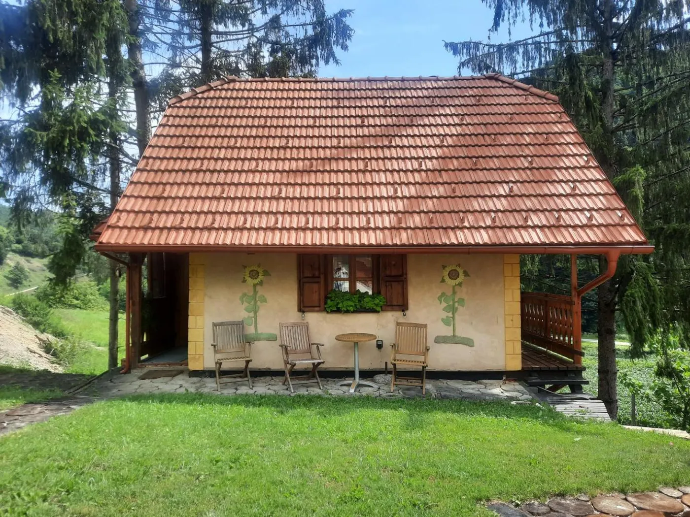 Pastirska koča med drevesi v haloških gričih.