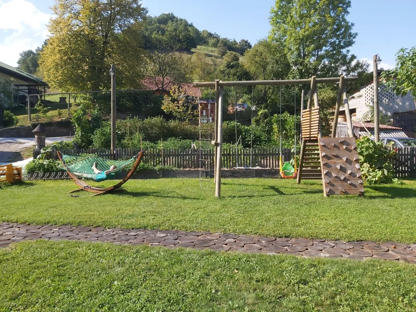 Vrtno posestvo z otroškim igriščem.
